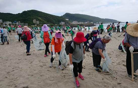 1070609參與淨灘減塑活動-清理海灘垃圾(共4張)