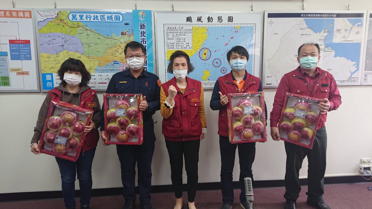 粘區長代表侯市長慰問警衛消環於防疫期間堅守崗位2