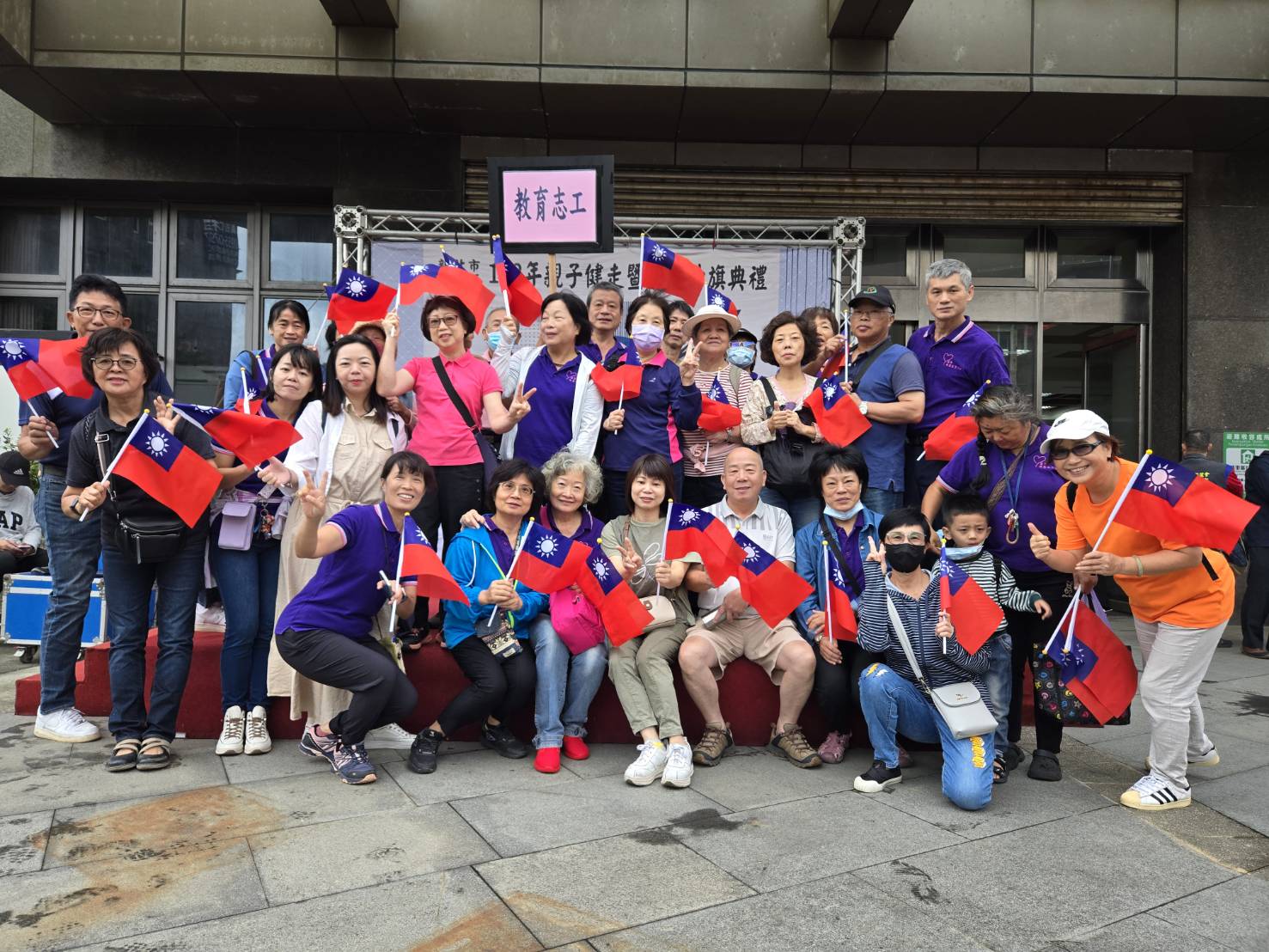 颱風肆虐中重生萬里居民歡度國慶運動健康-4