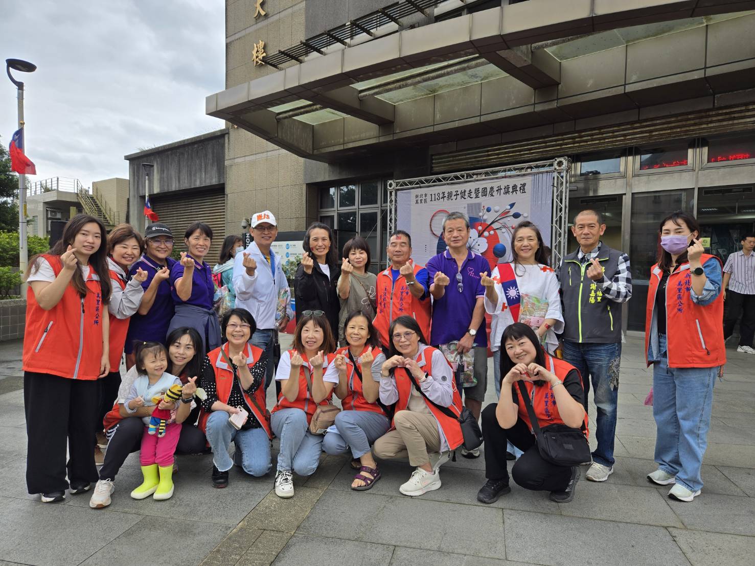 颱風肆虐中重生萬里居民歡度國慶運動健康-5