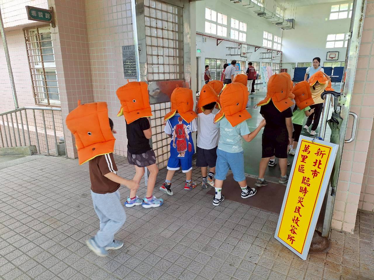 萬里區公所攜手萬里國小 校園防災實地演練-1(共6張照片)
