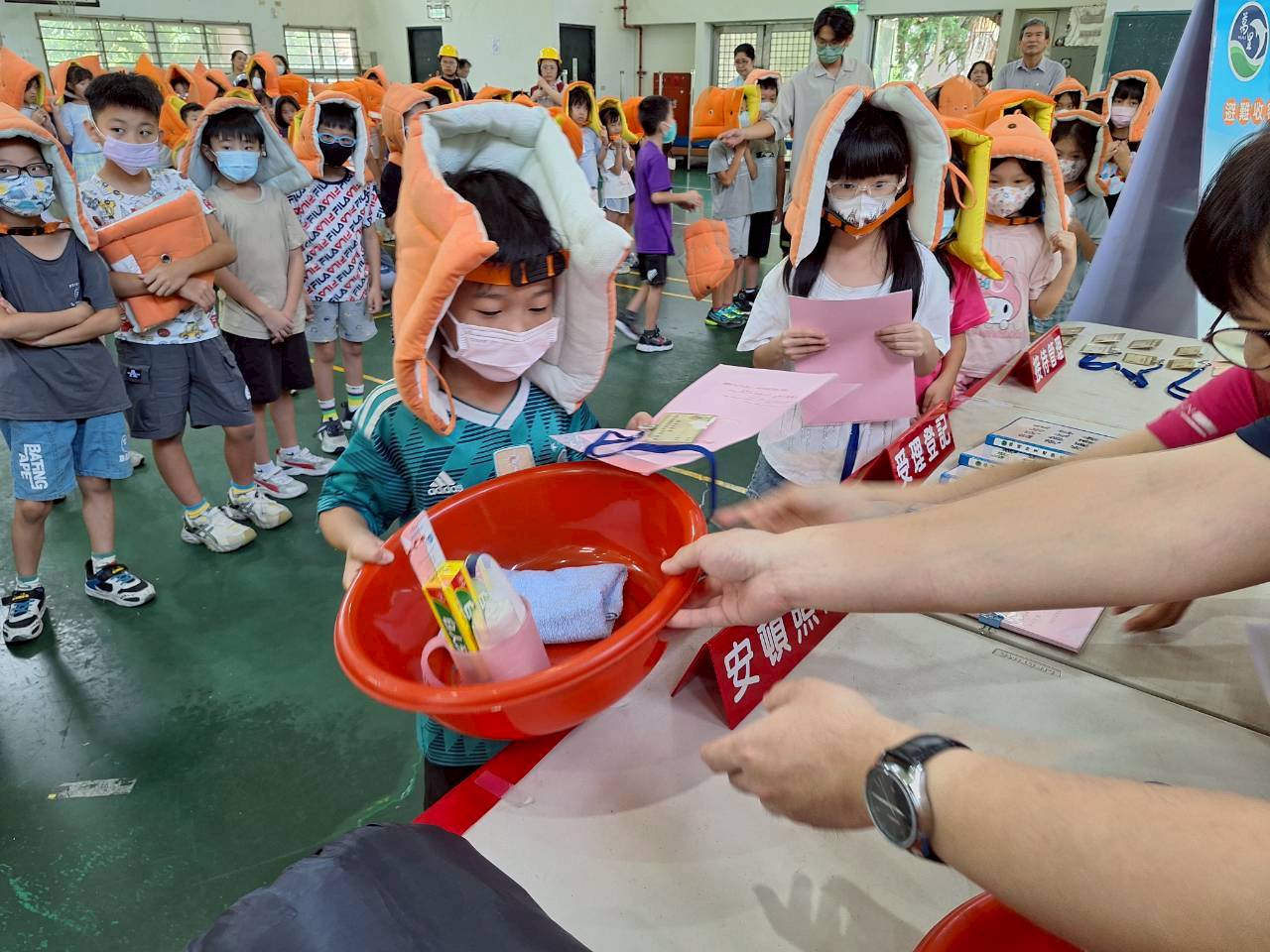萬里區公所攜手萬里國小 校園防災實地演練-6
