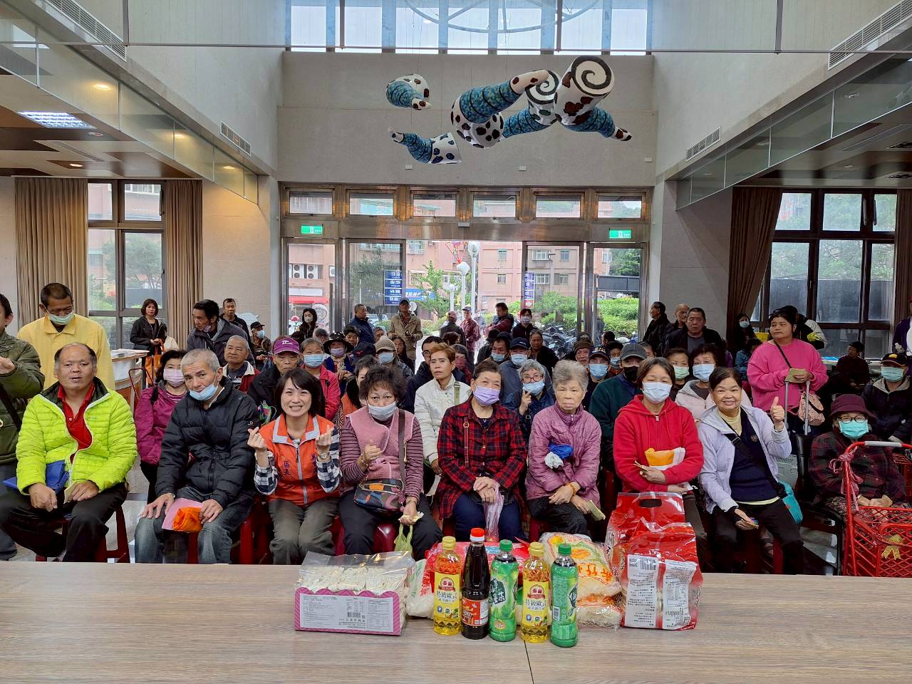 114年「歲末寒冬送暖物資發放活動」-1(共7張照片)