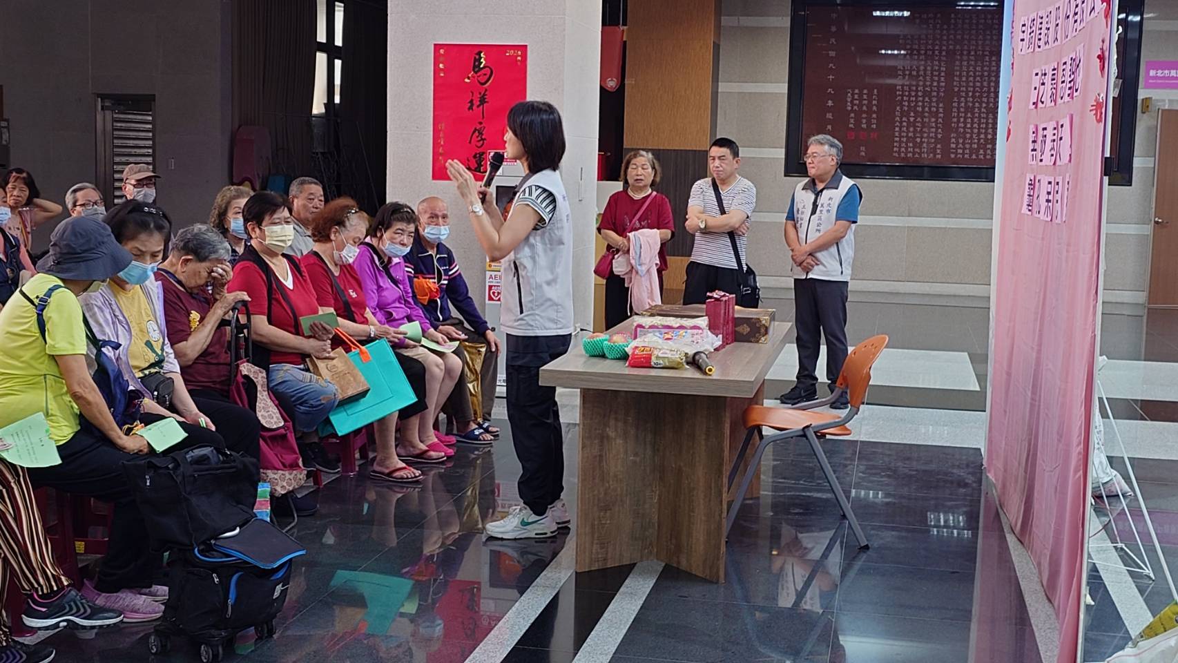 萬里區公所結合民間力量 發放愛心物資關懷弱勢家庭